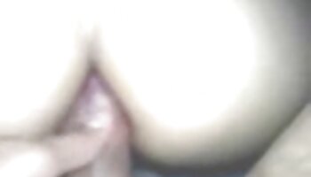 ចាស់ទុំ pussy យកនៅក្នុងតុចនាប័ទ្ម